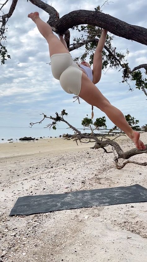 It’s V💖 | Working on my back flexibility and balance💞 @stretchywithv #flexible #stretching #flexibility #yogagirl #split | Instagram Splits Aesthetic, Stretching Flexibility, Splits Stretches, Back Flexibility, Middle Splits, Banana Splits, Anime Hands, Female Fitness, Poses Reference