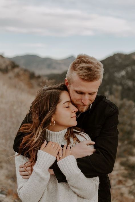 Couple Photography Poses At Mountains, Anza Borrego Engagement Photos, Mountain Photoshoot Ideas Couple, Couple Portraits Outdoors, Lovely Couple Photography, Couple Poses Nature, Couple Photoshoot Mountains, Engagement Photos Colorado, Mountain Couple Pictures