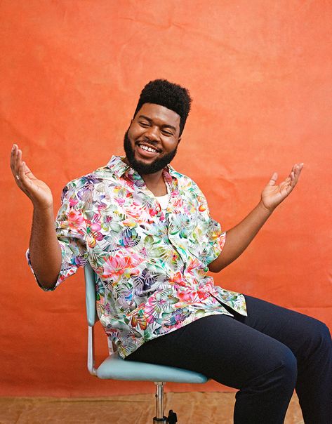 Khalid Photoshoot, Ariana Grande Cute, Khalid, People Photography, Boys Who, Ariana Grande, Favorite Celebrities, Dj, Casual Button Down Shirt