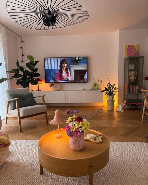 Chic Living Room Decor Small Apartments, Living Room Appartement Aesthetic, Minimal Colourful Living Room, Bright Color Living Room Designs, Modern Colourful Interior, Apartment Inspiration Colorful, Minimalist Colourful Living Room, Modern Artsy Living Room, Soft Living Room Aesthetic