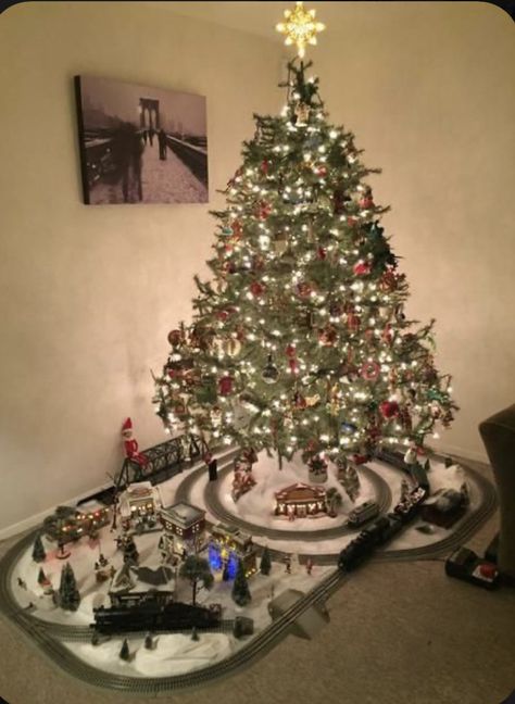 Christmas Train Decorations, Christmas Train Display, Diy Christmas Village Displays, Christmas Tree Train, Christmas Tree Village, Train Decor, Bohemian Christmas, Diy Christmas Village, Christmas Layouts