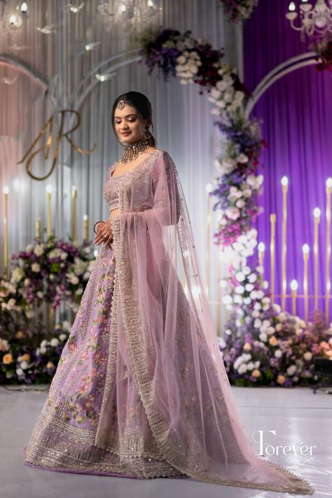 Lehenga Ideas For Engagement, Lehnga For Grooms Sister, Reception Lehenga For Bride Sister, Bride Sister Dress Indian, Reception Lehenga For Bride, Lehenga Pics, Gopi Dress, Bridal Makup, Lavender Lehenga