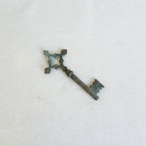 ⚝ This vintage iron key is made from Turkey  ⚝ This decorative key  change the theme of any room or place changing your furniture. ✿ İron Decorative Door Key Size :  8x17 centimeter ✔ PAYMENT: BY ALL PAYMENTS ✔ CONDITION : EXCELLENT ✈ Shipping: ✈  I will ship your order within 2 business day.It takes 3-4 days to delivery time.Shipping with Fedex or DHL. ✿ I try to show the unique colors of each fabric as accurately as possible.     Please note that colors may vary slightly on different computer Key Reference, Key Wall Decor, Key Decor, Key Change, Door Key, Old Keys, Old Key, Survival Horror Game, Skeleton Keys