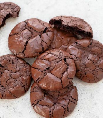 Flourless Chocolate Cookies, 3 Ingredient Cookies, Flourless Cookies, Cookie Brownie Recipe, Chewy Brownies, Dessert Aux Fruits, Desserts Vegan, Butter Cookies Recipe, Flourless Chocolate