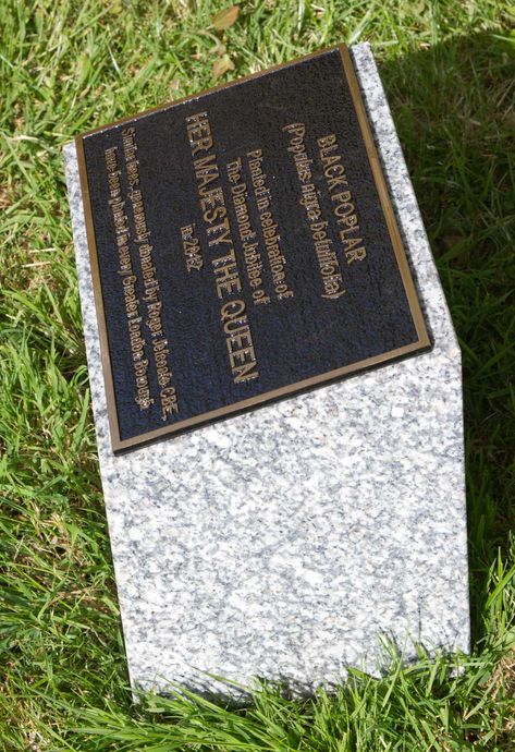 Cast Bronze Commemorative plaque on Grey granite plinth - The Sign Maker House Name Plates, Memorial Garden Plaques, Cemetery Ideas, House Name Plaques, Granite Memorial, Memorial Plaques, Commemorative Plaque, Bespoke Home, Name Plates For Home