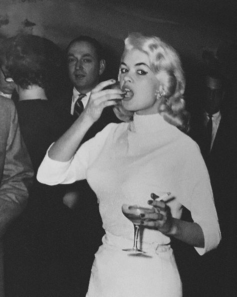 Jayne Mansfield photographed in 1956 #jaynemansfield Eat Drink Man Woman, Pink Goddess, Diana Dors, Jayne Mansfield, Old Hollywood Glam, Actrices Hollywood, Celebrity Moms, Norma Jeane, Hollywood Legends