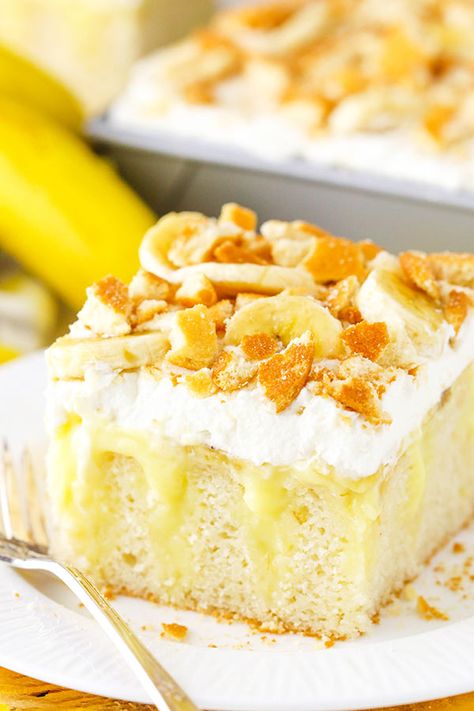 Banana Pudding Poke Cake - a moist vanilla cake, homemade banana pudding, whipped cream and plenty of sliced bananas and vanilla wafers! Spring Potluck, Banana Poke Cake, Vanilla Pudding Cake, Pudding Whipped Cream, Cakes Frosting, Life Love And Sugar, Easy Vanilla Cake, Banana Pudding Poke Cake, Pudding Poke Cake