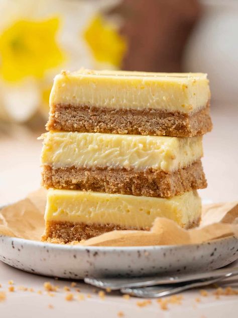 Graham Cracker Crust Lemon Bars - Stir Taste Smile Lemon Cream Cheese Bars, Cardamom Cookies, Classic Lemon Bars, Dreamy Desserts, Cream Cheese Bars, Lemon Cream Cheese, Pillsbury Recipes, Lemon Bars Recipe, Cheese Bar