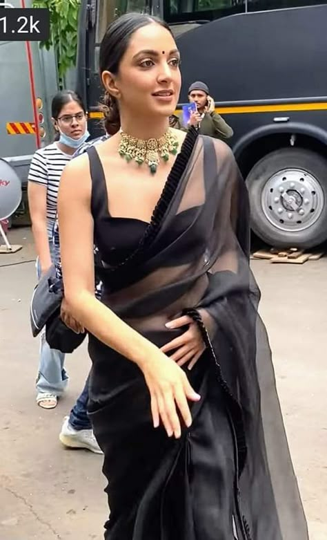 Black Saree With Green Jewellery, Kiara Advani Saree, Sabyasachi Dresses, Bridal List, Black Organza Saree, Black Net Saree, Black Blouse Designs, Sleeveless Blouses, Saree Ideas