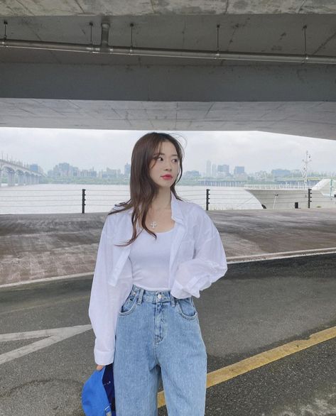 Korean Blue Jeans Outfit, White Top And Jeans Outfit Aesthetic, White Shirt Outfit Korean, White Shirt Blue Jeans Outfit Women, Kemeja Style, Outfits Camisa, Singer Lifestyle, White Shirt And Blue Jeans, Kpop Oc