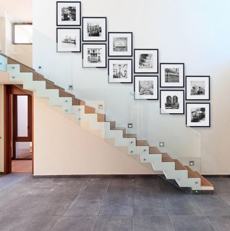 8 X 10 Photo Wall, Wall Stairs Ideas, Mixtiles Photo Wall Stairs, Stair Photo Walls, Stairs Photo Wall, Foto Scale, Gallery Wall Stairs, Staircase Frames, Wall Staircase