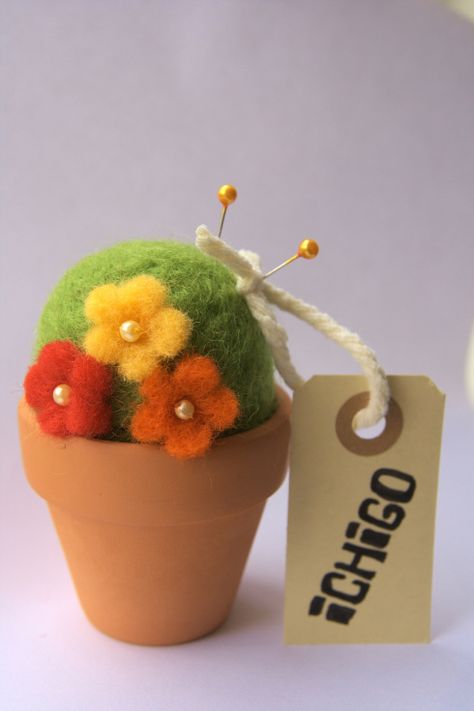 Felted Pincushion, Felt Needling, Felt Plants, Felt Pincushions, Cactus Craft, Felted Projects, Barrel Cactus, Needle Felting Diy, Felt Pictures