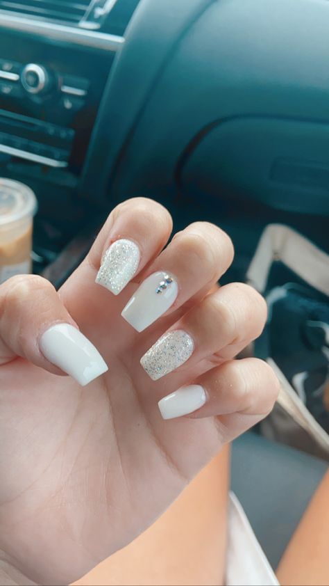 Nails Acrylic White With Rhinestone, White Dip Powder Nails With Rhinestones, Diamond Nail Designs Short Nails, Simple White Nails With Rhinestones, White And Rhinestone Nails, Basic Nails With Rhinestones, Nail Rhinestone Design Ideas Simple, Prom Nails With Rhinestones, White Short Nails With Rhinestones