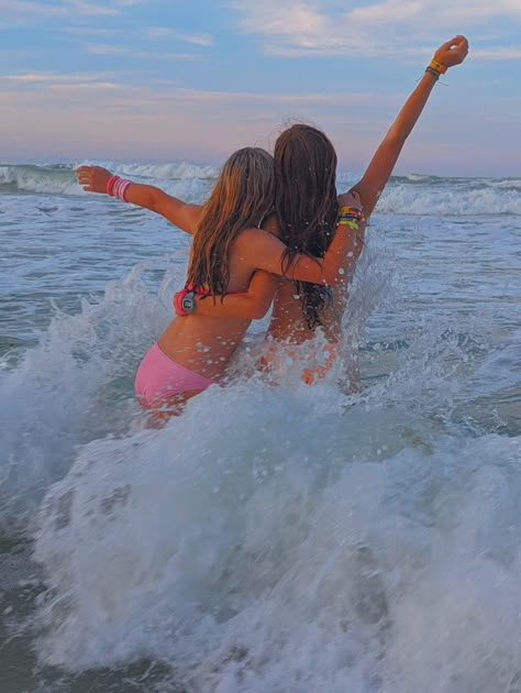 Beach Pictures With Friends, Beach Pictures Inspo, Best Beach Poses, Bestie Summer, Poses For Friends, The Beach With Friends, Poses With Friends, Beach With Friends, Sunset Beach Pictures