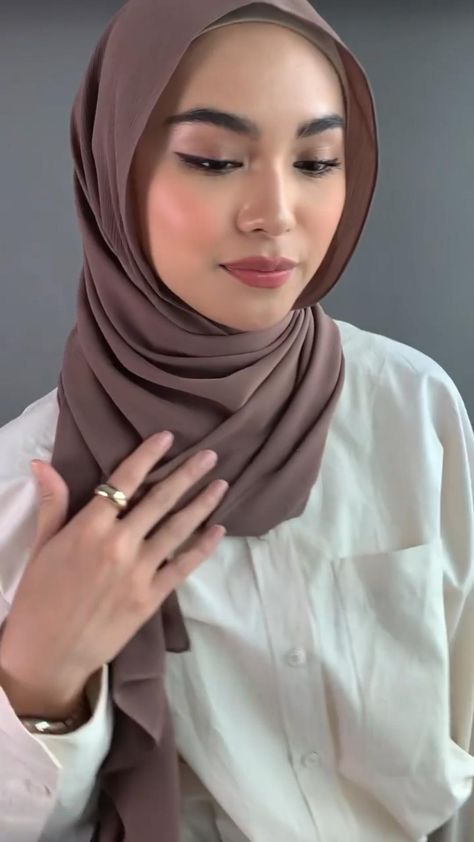 Shawl Hijab Style, Shawl Style Hijab, Tutorial Shawl Hijab Style, Ootd Turban Style, Outfit Ideas Hijab Simple, Scarf Styles Hijab, Arabic Hijab Style, Shawl Tutorial Hijab, Chiffon Hijab Style