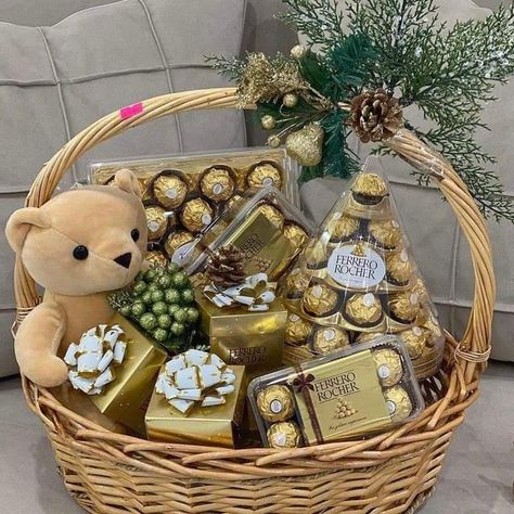 Chocolate Baskets Gift Ideas, Basket Gift Ideas For Girlfriend, Gift Hampers Packaging Basket Ideas, Hamper Box Ideas, Handmade Hamper, Wedding Gift Hampers, Hamper Gift Basket, Christmas Hampers, Fruit Basket Gift