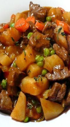 Paula Dean old time beef stew Dutch Oven Beef Stew, Oven Beef Stew, Easy Beef Stew, Hearty Beef Stew, Stew Meat Recipes, Slow Cooker Beef Stew, Beef Stew Recipe, Cooked Veggies, Beef Dinner