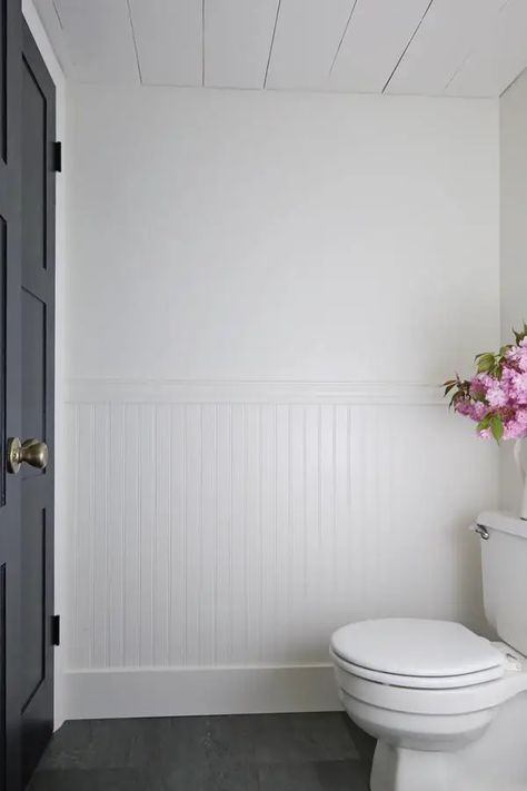 25 Best Beadboard Bathroom Ideas That Never Go Out of Style Diy Beadboard Bathroom, How To Install Beadboard, Bathroom Wainscoting, Diy Beadboard, Beadboard Bathroom, Classic Bathroom Design, Wainscoting Bathroom, Budget Bathroom Remodel, Bead Board