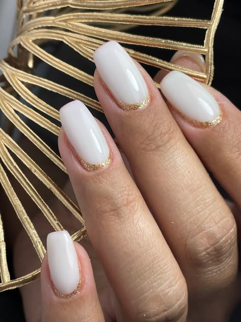 Wedding Nails For Bride White And Gold, Milk White Nails With Gold, White Nail Gold Tip, White Silver Gold Nails, Milky And Gold Nails, Short Nail Designs White And Gold, Milky White Gold Nails, White Nails Gold Accent, Ivory And Gold Nails