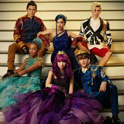 Cast of Descendants 2 Cameron Boyce, Mitchell Hope, Dove Cameron, China McClain, Sofia Carson, and BooBoo Stewart Disney Descendants 2, Mal Descendants, Disney Descendants Movie, Descendants Characters, Descendants Party, Mal And Evie, Disney Descendants 3, Disney Channel Descendants, Descendants Cast