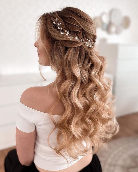 Save this pin for the most stunning party hairstyles that will make you stand out at any event! Elevate your look with these dazzling hair ideas. #PartyHairstyles #FashionInspiration #HairGoals Wedding Hair With Vine, Vintage Long Hair, Bridal Hair Vine Pearl, Long Hair Vine, Bridal Hair Down, Pearl Bridal Hair, Cool Hairstyles For Girls, Bridal Hair Piece, Wedding Plan