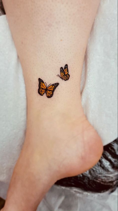 Got my first tattoo. A couple of monarch butteflies for my son and I. We raise them from caterpillers every year in our butterfly garden. Love the detail! So worth it! Black And Orange Butterfly Tattoo, Matching Monarch Butterfly Tattoo, Colorful Monarch Butterfly Tattoo, Monarch Butterfly Tattoo Realistic, 3d Monarch Butterfly Tattoo, Monarch Butterfly Tatoos, Monarch Butterfly Tattoo Placement, Monarch Butterfly Wing Tattoo, Mini Monarch Butterfly Tattoo