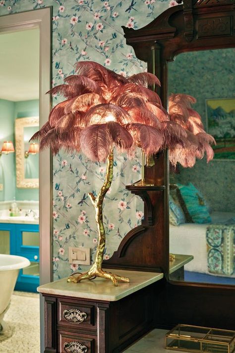 Hotel La Residencia Suite Matthew Williamson a Majorque 8 Oud Hollywood, Feather Lamp, Hollywood Regency Decor, Creative Lamps, Candy Floss, Copper Lighting, Ostrich Feather, Peacock Green, Colorful Feathers