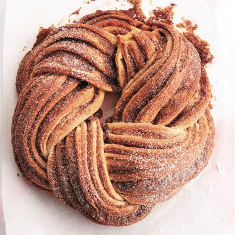 This beautiful and tasty cinnamon twist wreath will wow your guest this #Easter. Find this bread recipe and more at Chatelaine.com Christmas Bread Recipes, Bread Wreath, Cinnamon Twist, Swirl Bread, Cinnamon Twists, Christmas Bread, Easter Bread, Cooking Club, Yeast Breads