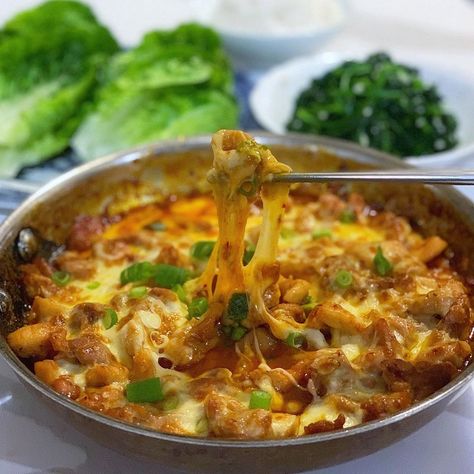 Alex Perth Foodie 🇦🇺🇸🇬 on Instagram: “✨Mmm....Our @maangchi inspired #homecooked Korean Chijeu-Buldak 치즈불닭 (Fiery Chicken w/ Cheese) 🧀🌶🍗 - My family always seem to be…” Red Curry, Home Cooking, Thai Red Curry, My Family, Perth, Good Food, Cheese, Chicken, Ethnic Recipes