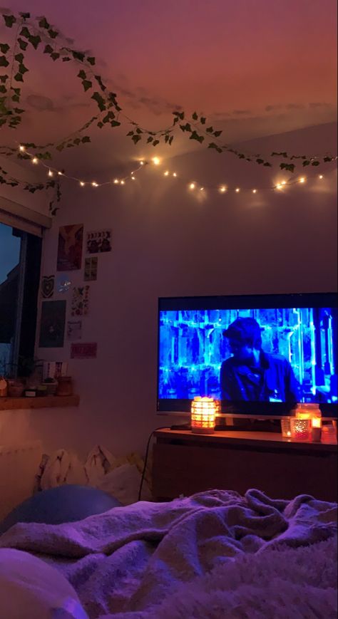 Cosy Nights Aesthetic, Bedrooms In Film, Candles Aesthetic Bedroom Night, Chill Aesthetic Vibes Night Bedroom, Dreamy Room Night Lights, Cozy Bedroom With Projector, Comfy Room Aesthetic Night Lights, Cosy Bedroom Aesthetic Night, Cosy Room Aesthetic Bedroom