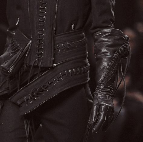 Moda Steampunk, Post Apocalyptic Fashion, Mode Tips, Apocalyptic Fashion, Runway Details, Ann Demeulemeester, Style Noir, Dark Fashion, Leather Gloves