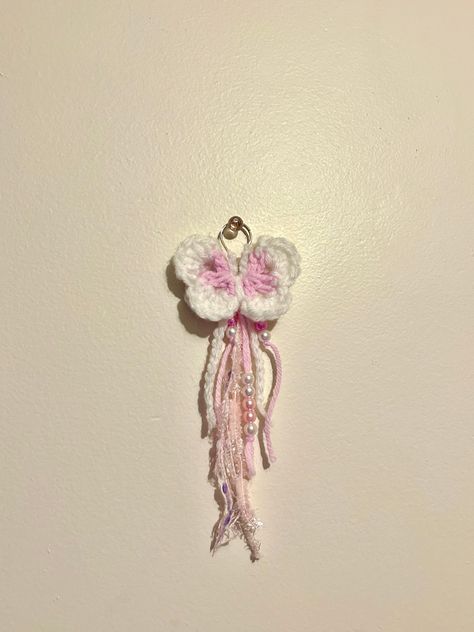 Learn how to crochet an easy and cute butterfly keychain with this free crochet pattern. This project is perfect for beginners and makes a great gift for friends and.#crochetkeychain #handmadegifts #DIYkeychain #crochetlove #keychainaddict Crochet Purse Accessories, Small Cute Things To Crochet, Butterfly Keychain Crochet, Cute Crochet Appliques, Cute Things To Have, Crochet Ideas Keychain, Small Crochet Keychain, Cat Crochet Keychain, Cat Keychain Crochet