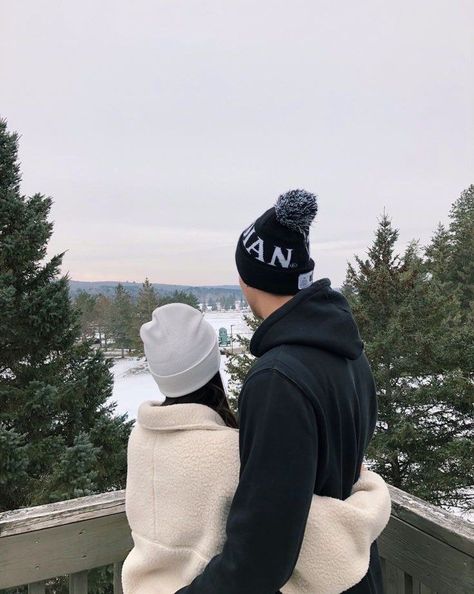 Winter Couple Pictures Aesthetic, Couples In Snow, Couple Winter Aesthetic, Winter Couple Goals, Winter Couple Aesthetic, Winter Boyfriend, Winter Couple Pictures, Winter Couple, Cabin Aesthetic