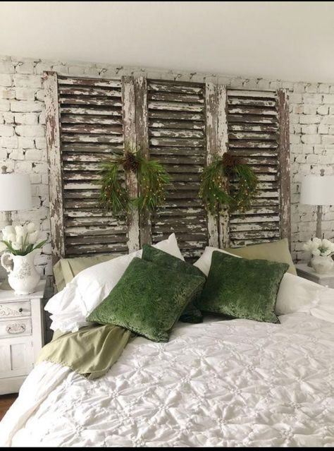 Shutter Headboard, Diy Bed Headboard, Headboard Projects, Shutter Decor, Farmhouse Headboard, Door Headboard, Closet Door Makeover, Headboard Ideas, Old Shutters