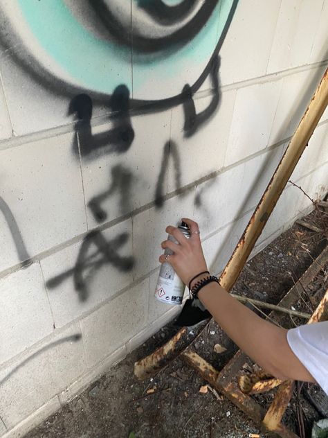 Person Holding Spray Paint Can Reference, Spray Painter Aesthetic, Spray Cans Aesthetic, Spray Can Aesthetic, Spray Painting Aesthetic, Graffiti Artist Aesthetic, Spray Paint Aesthetic, Subway Surfers, Spray Paint Cans