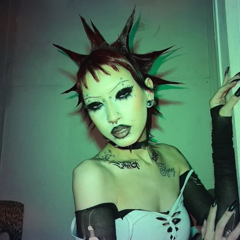 Punk Rock Makeup, Punk Photoshoot, Chicas Punk Rock, Gothic Era, Rock Makeup, Drag Make-up, Funky Makeup, Punk Woman, Punk Makeup