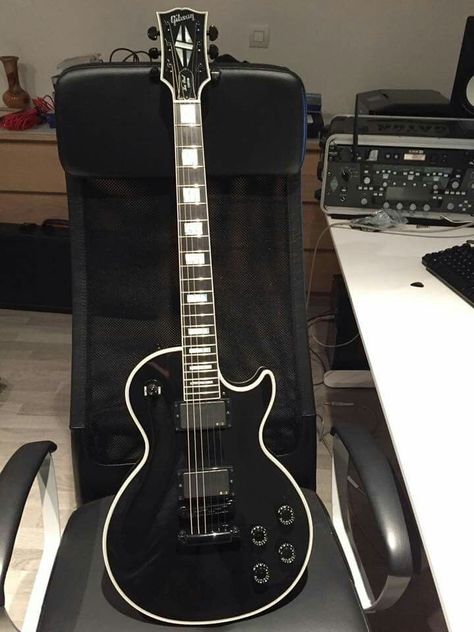 Black Gibson Les Paul, Gibson Guitars Electric, Black Les Paul, Gibson Les Paul Black, Dream Guitar, Gibson Les Paul Custom, Black Electric Guitar, Black Guitar, Electric Guitar Design