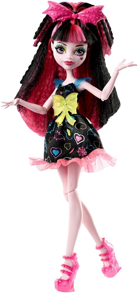 Monster High Electrified, Monster High Doll Accessories, Draculaura Doll, Rochelle Goyle, Pink And Black Hair, Pink Streaks, Arte Monster High, Heart Print Dress, Mattel Shop