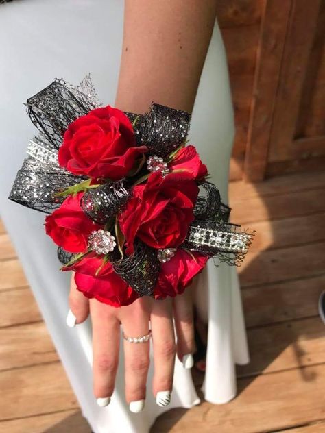 Black pearl bracelet wrist corsage with red sweetheart roses and hairpin rhinestone accents. Red Corsage Prom, Prom Corsage Red, Prom Corsage Diy, Red Corsages, Prom Flowers Bouquet, Prom Flowers Corsage, Black Corsage, Post Prom, Prom Bouquet