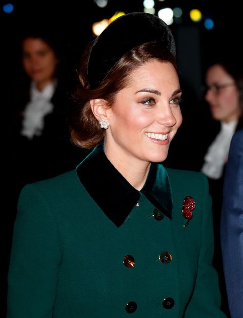 Kate Middleton Has a New Signature Look: The Hatband - TownandCountrymag.com Royal Hairstyles, How To Wear Headbands, Herzogin Von Cambridge, Kate Middleton Hair, Jane Taylor, Kate And Meghan, Style Royal, Stylish Headbands, Estilo Real