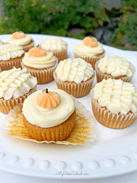 Pumpkin Cupcakes Mini Pumpkin Cupcakes, Aka Cookies, Pumpkin Spice Latte Cake, My Cake School, Pumpkin Cupcake Recipes, Fall Cake Recipes, Apple Spice Cake, Pumpkin Cupcake, Spice Cake Recipes