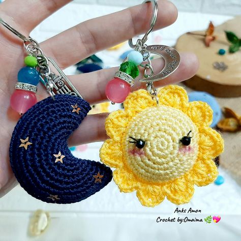 Anks amigurumi Crochetting Ideas, Crochet Keyring Free Pattern, Moon Crochet, Keychain Patterns, Amigurumi Keychain, Gifts Crochet, Crochet Mask, Keychain Ideas, Crochet Hair Clips