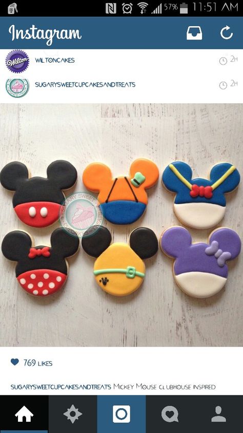 Bolo Do Mickey Mouse, Mouse Cookies, Minnie Mouse Cookies, Mickey Mouse Cookies, Disney Desserts, Cookies Decoradas, Disney Cookies, Disney Treats, Mickey Mouse Clubhouse Birthday