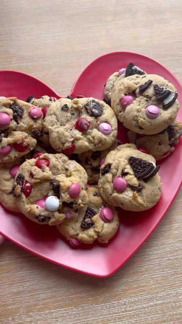 Bridget Lucille on Instagram: "Valentines Oreo M&M Cookies 💕🍪 I found this recipe on Pinterest by @chahinez_tbt and knew I had to try them! Comment “valentines” for a link to her recipe ✨ #valentines #valentinesday2024 #oreocookie #valentinestreats #valentinesfood #valentinessweets #easybaking #cookiereels" Flower Pretzel Bites, Valentines Flower, Pretzel Bites Recipes, Chocolate Melts, M M Cookies, Chocolate Pretzels, Valentines Food, Valentine Treats, Oreo Cookies