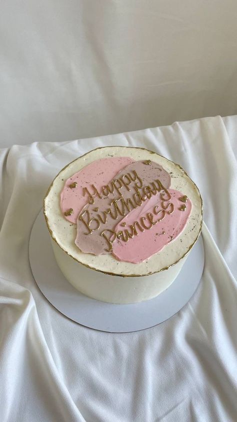 Tort Happy Birthday, Happy Birthday Princess Cake, Kue Disney, Hbd Cake, 19th Birthday Cakes, 15th Birthday Cakes, Small Birthday Cakes, Teen Cakes, Candy Birthday Cakes