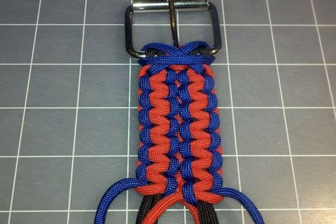 Picture of Two-Colored Belts Cobra Knot, Custom Promotional Items, Paracord Belt, Cobra Weave, Paracord Braids, Rope Projects, Custom Lanyards, Paracord Knots, Diy Step By Step