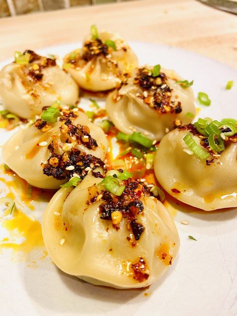 Bibigo Steamed Dumplings with Easy Homemade Chili Oil - Costco Kitchen Homemade Chili Oil, Easy Spring Rolls, Easy Homemade Chili, Vegetable Dumplings, Chocolate Chia Pudding, Steamed Dumplings, Steamed Chicken, 20 Minute Recipes, Chili Garlic Sauce