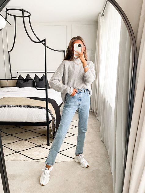 Levis 501 Cropped Outfit, 501 Cropped Jeans Outfit, Levi 501 Outfit, Straight Cropped Jeans Outfit, Levi 501 Jeans Women Outfit, Levis Women Outfits, 501 Jeans Outfit, 501 Levis Women Outfits, Crewneck And Jeans