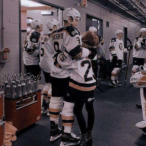 Hockey Aesthetic, Aesthetic Boyfriend, Hockey Wife, Hockey Girlfriend, Boyfriend Aesthetic, Hockey Pictures, Hockey Girl, Sports Romance, Couple Goals Teenagers