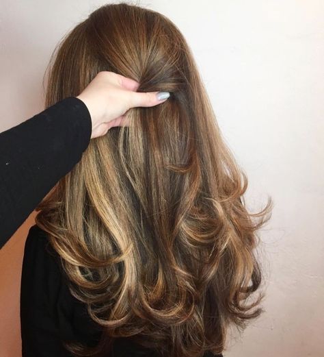 Blonde Blowout Hair, Inward Curls, Blowout Hair Natural, Blonde Blowout, Cute Hair Colors, Brown Hair Inspo, Brunette Hair With Highlights, Hair Streaks, Blowout Hair